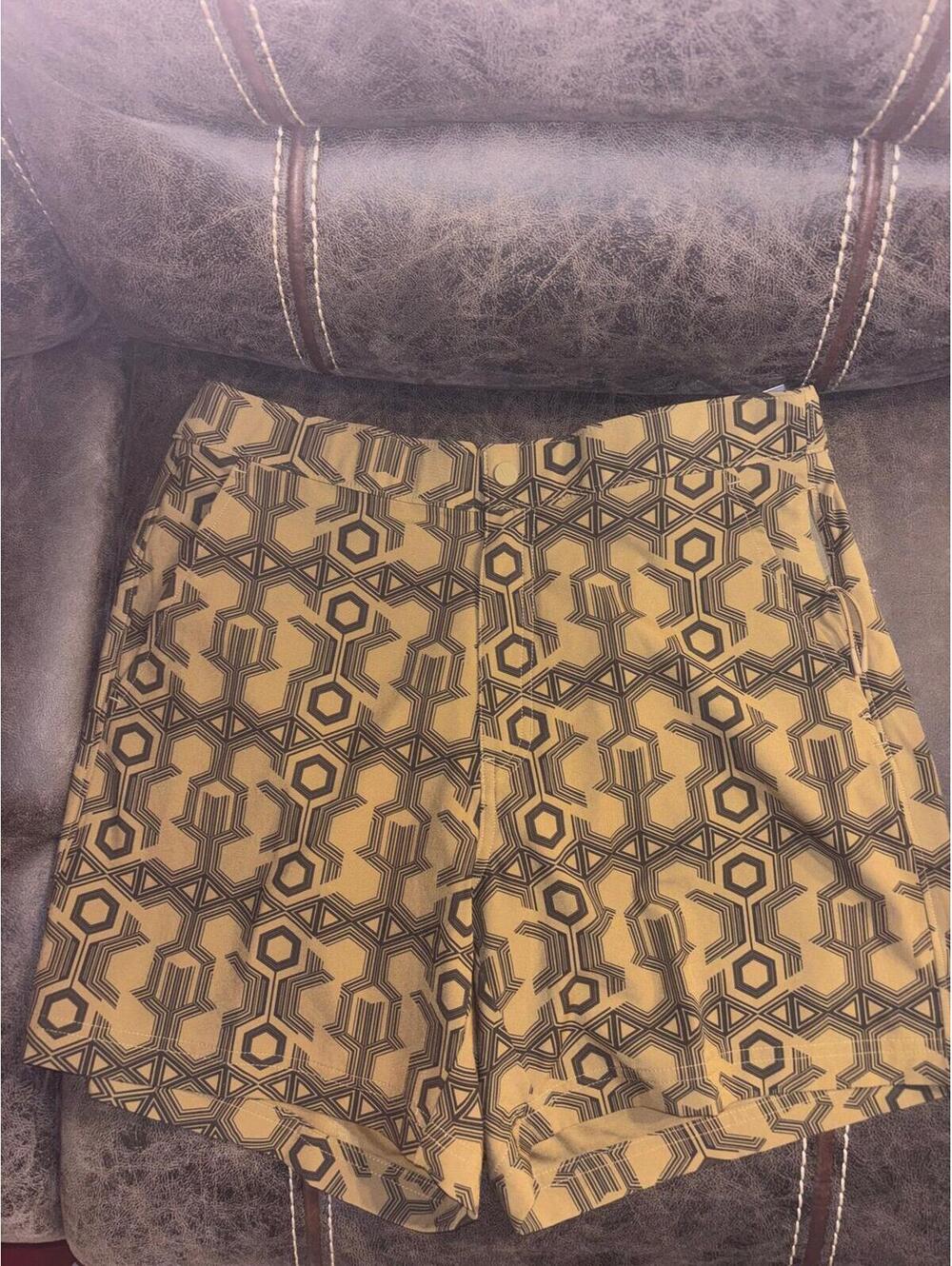 VRST Resort Relaxed Fit Shorts Medium Geo Print NWT 6” Stretch  SEO Description: